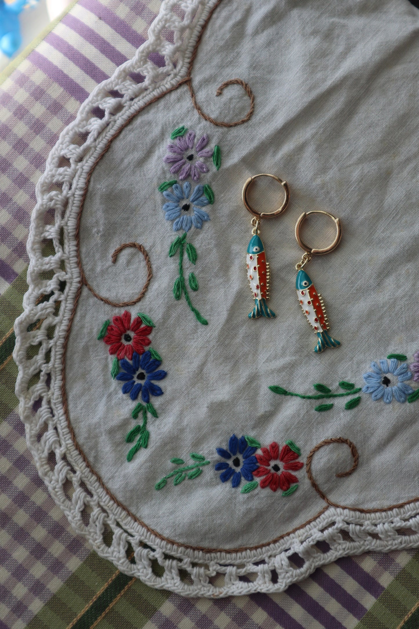 turquoise and orange fishes