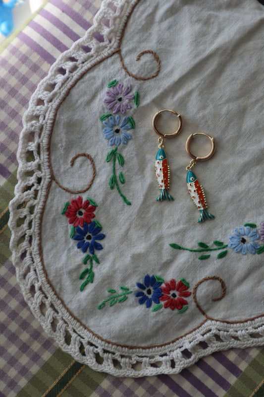 turquoise and orange fishes